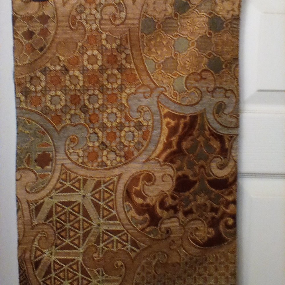 Hickory Spa Table Runner